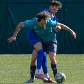 Dennis Trompedeller (St. Martin Moos, vorne) im Duell mit Marcel Ilmer (SC Passeier, hinten).