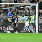 Der Ball liegt im Tor, Juves Jeremie Boga (rechts) dreht jubelnd ab. © ANSA / Alessio Marini