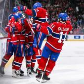 Der Kleinste ist der Größte: Cole Caufield (l.) wird von seinen Teamkollegen gefeiert. © APA / MINAS PANAGIOTAKIS