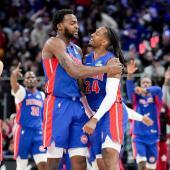Die Detroit Pistons (im Bild mit Paul Reed und Daniss Jenkins) führen die Eastern Conference an. © APA / NIC ANTAYA