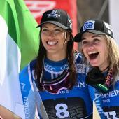 Elena Curtoni congratulates sensation Asja Zenere. © APA/afp / ANDREAS SOLARO