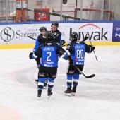 Erik Hofer (ganz hinten) glänzte als Doppeltorschütze für die Wipptal Broncos. © Oskar Brunner