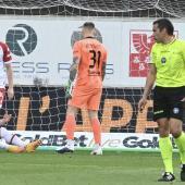 Hängende Köpfe beim FC Südtirol: Das 1:2 von Frosinone resultierte aus einem folgenschweren Missverständnis zwischen Andrea Masiello (am Boden) und Torhüter Marius Adamonis.