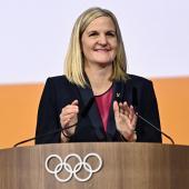 IOC-Präsidentin Kirsty Conventry hat dem Druck von Donald Trump nachgegeben. © APA/afp / FABRICE COFFRINI
