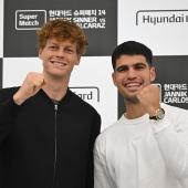 Jannik Sinner (links) und Carlos Alcaraz (rechts) teilten sich die großen Tennis-Titel des vergangenen Jahres untereinander auf. © APA/afp / JUNG YEON-JE