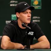 Jannik Sinner schlägt in Indian Wells auf. © APA / MATTHEW STOCKMAN