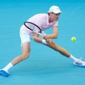 Jannik Sinner wirft gegen Frances Tiafoe alles in die Waagschale. © APA / RICH STORRY