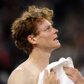 Jannik Sinner zeigte sich nach seinem Viertelfinaleinzug sichtlich erleichtert. © APA / CLIVE BRUNSKILL
