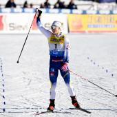 Jonna Sundling jubelt im Sprint von Lahti. © APA/afp / EMMI KORHONEN