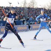 Julia Simon und Lisa Vittozzi (hinten) zählen auch am Samstag zu den Anwärterinnen auf das Podest. © ANSA / TOMS KALNINS