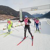 Lieferten sich über 42 Kilometer einen spannenden Kampf (v.l.): Julia Kuen, Martina Di Centa und Martina Bellini. © Newspower.it