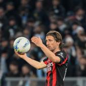 Luka Modric kassierte mit Milan eine Niederlage. © APA/afp / ALBERTO PIZZOLI