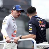 Max Verstappen (links) klagt über die neue Formel 1. © APA/afp / MARTIN KEEP