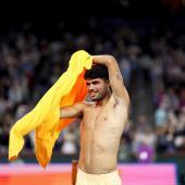 Nach getaner Arbeit fand Carlos Alcaraz auch sein Lächeln wieder. © APA / CLIVE BRUNSKILL