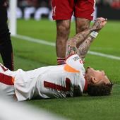 Noa Lang krümmte sich im Champions-League-Spiel vor Schmerz am Boden. © APA/afp / PAUL ELLIS