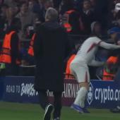 Pedro Neto warf den Balljungen zu Boden.