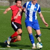 Philipp Bernard (Riffian Kuens, rechts) behauptet den Ball vor Nick Nestl (Tirol, links).