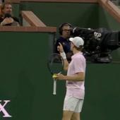 Sinner rügt die Fans auf der Tribüne.