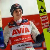 Stephan Embacher freut sich über seinen Premierensieg. © APA/afp / TROND R TEIGEN