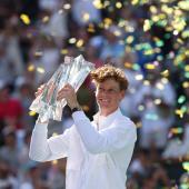 Superstar Jannik Sinner stemmt die Trophäe in die Höhe. © APA / MATTHEW STOCKMAN