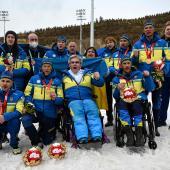 Valerii Sushkevych (unten, zweiter von rechts) musste sich mit seinem Team um neue Uniformen kümmern. © APA/afp / LILLIAN SUWANRUMPHA