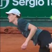 Akrobatische Einlage von Jannik Sinner.