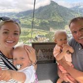 Alexander Manninger mit seiner Frau Emily und den beiden Söhnchen. © E. Manninger / Social Media