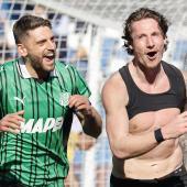 Andrea Pinamonti (à droite) célèbre le but gagnant avec Domenico Berardi. © ANSA / ELISABETTA BARACCHI