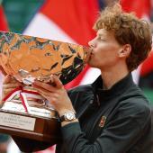 Er ist zurück auf seinem Thron: Jannik Sinner hat am Sonntag mit seinem Finaltriumph über Carlos Alcaraz in Monte Carlo die Nummer 1 im Weltranking zurückerobert. Auf der Pressekonferenz beantwortete der Sextner auch auf Südtirolerisch einige Fragen, die wir hier präsentieren. © stol