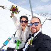 Braut und Bräutigam am Sessellift: Eine kuriose Ski-Hochzeit. © Instagram