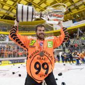 Chris Collins feiert mit der Karl-Nedwed-Trophäe in der Brunecker Intercable Arena. © APA / EXPA/ JOHANN GRODER