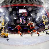 A lucky shot: Cam York sent the Flyers to the quarterfinals in overtime. © APA / EMILEE CHINN