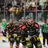 Grenzenloser Jubel in Bruneck: Die Wölfe stehen erstmals im Finale. © HCP/Iwan Foppa