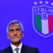 Italiens Fußball-Präsident Gabriele Gravina steht im Zentrum der Kritik. © APA/afp / ALBERTO PIZZOLI