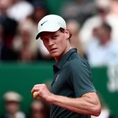 Jannik Sinner hat Alexander Zverev aus dem Turnier gekegelt. © APA/afp / THIBAUD MORITZ