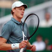 Jannik Sinner hat einen lockeren Sieg gefeiert. © APA/afp / VALERY HACHE