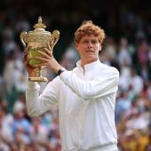 Jannik Sinner ist der erste Wimbledon-Sieger aus Italien. © APA/afp / HENRY NICHOLLS