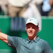 Jannik Sinner steht in Monte-Carlo  im Viertelfinale. © APA/afp / VALERY HACHE
