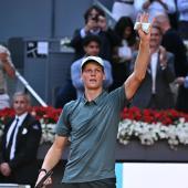 Jannik Sinner überstand die erste Runde. © APA/afp / JAVIER SORIANO