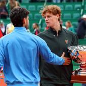 Jannik Sinner und Carlos Alcaraz herzen sich. © APA/afp / VALERY HACHE