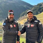 Johannes Zöchling (links) mit Christian Mitterer, dem Sportdirektor der Alpinen. © APA / UNBEKANNT