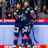 Leo Pföderl und Markus Vikingstad haben Grund zum Jubeln. © Social Media / Eisbären Berlin