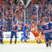 Leon Draisaitl (3. von links) bejubelt den Treffer für die Oilers. © APA / LEILA DEVLIN