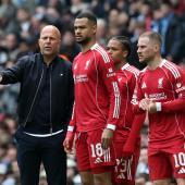 Liverpool-Coach Arne Slot (links) steht in der Kritik. © APA/afp / DARREN STAPLES