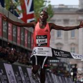 Neuer Rekord: Sabastian Sawe hat die magische Zwei-Stunden-Schallmauer durchbrochen. © ANSA / NEIL HALL