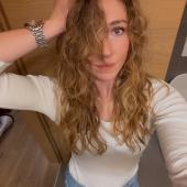 Ski-Königin Mikaela Shiffrin ist ein kurioses Missgeschick unterlaufen.