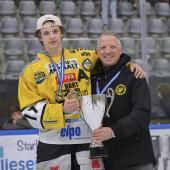 Stefan Oberleiter, Präsident des HCP Junior, strahlt mit seinem Sohn Michael um die Wette. © Max Pattis