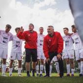 Südtirols Europeada-Team um Trainer Sullmann (bei der Ansprache). © det