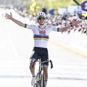 Tadej Pogacar celebrates his triumph at the Tour of Flanders. © APA/afp / ERIC LALMAND