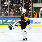Outstanding: Eddie Pasquale in goal for the Wolves. © HC Pustertal